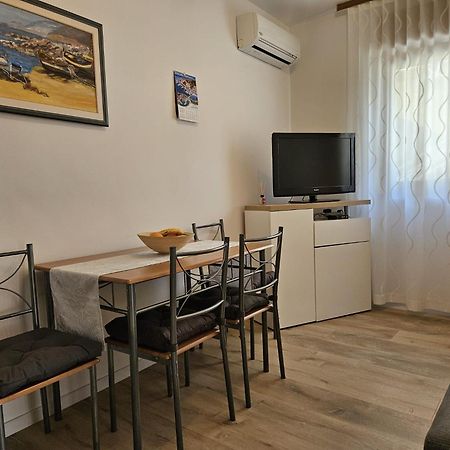 Apartments Andrea Malinska Esterno foto
