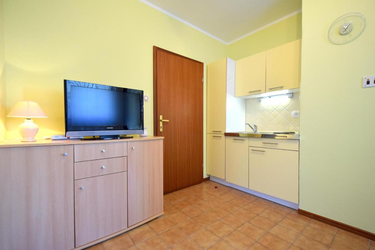 Apartments Andrea Malinska Esterno foto